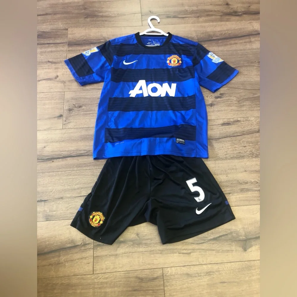 MANCHESTER UNITED NIKE SOCCER JERSEY 2010-2011 set with shorts size small - Picture 7 of 8